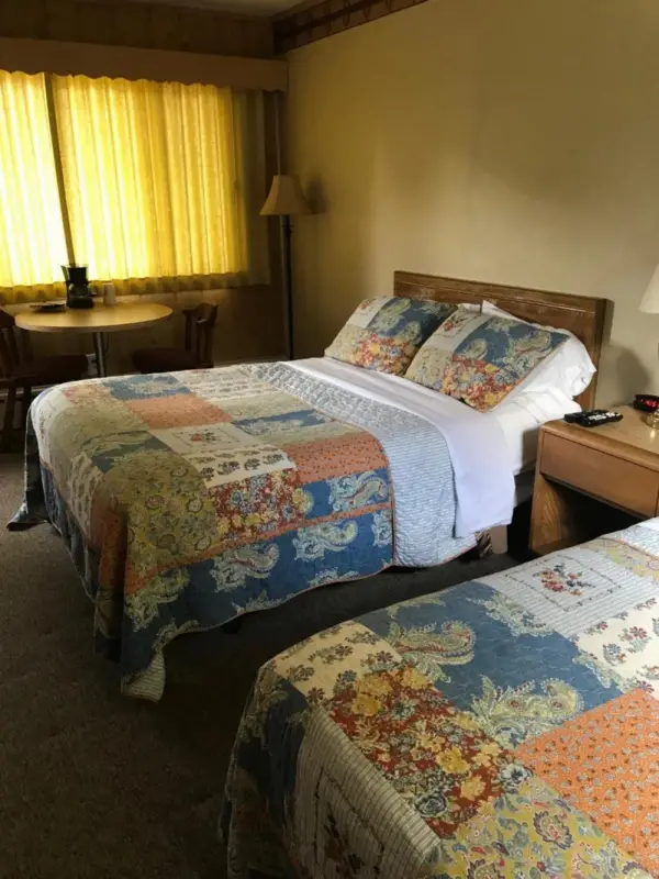 Royal Motel 4